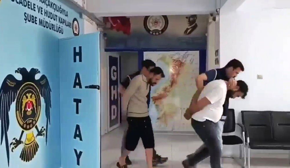 Hatay’da polis ekiplerinin düzenlediği operasyonda 5 göçmen yakalandı ve insan