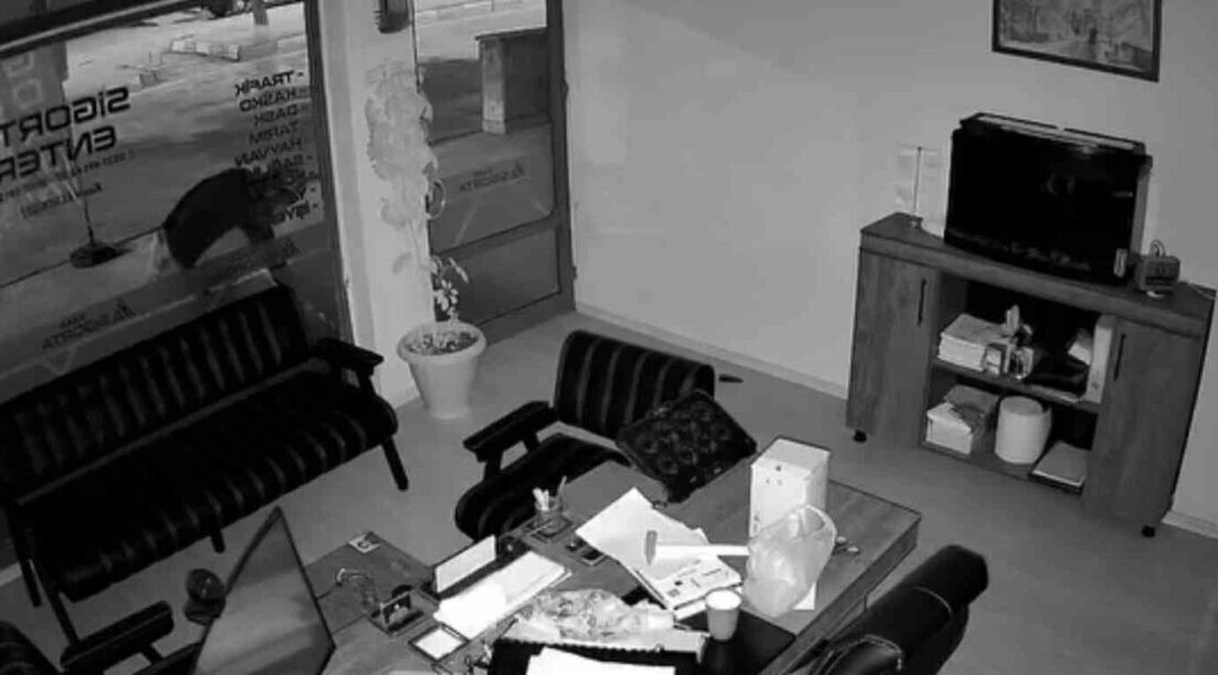 Akşehir ilçesindeki bir iş yerinin önündeki çiçekler, kimliği belirsiz bir