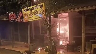 Adıyaman ilinde bir iş yerinde meydana gelen yangın panik yarattı.