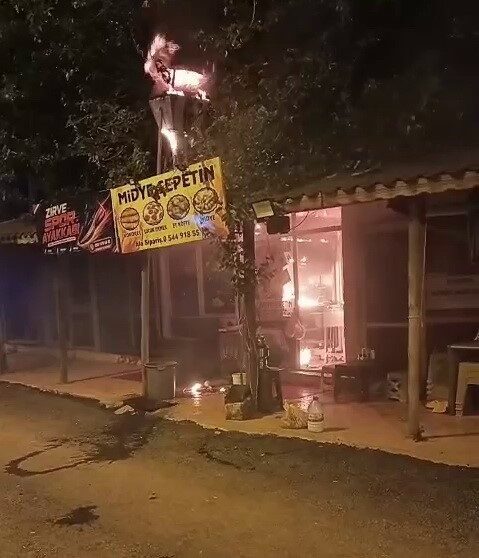Adıyaman ilinde bir iş yerinde meydana gelen yangın panik yarattı.