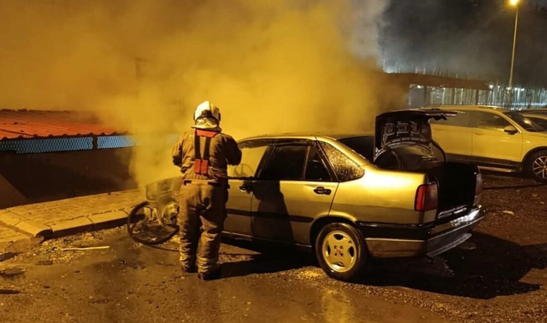 Hatay’ın İskenderun ilçesine bağlı Sakarya Mahallesi’nde park halindeyken motor bölümünde