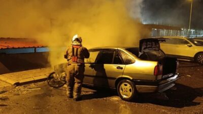 Hatay’ın İskenderun ilçesine bağlı Sakarya Mahallesi’nde park halindeyken motor bölümünde