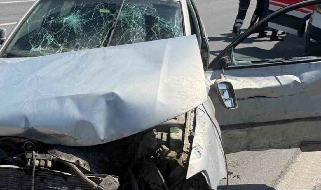 Hatay’ın İskenderun ilçesinde meydana gelen trafik kazasında bir otomobil bariyerlere