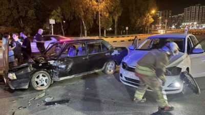 Hatay’ın İskenderun ilçesindeki bir kaza sonucunda, 2 otomobil çarpıştı ve