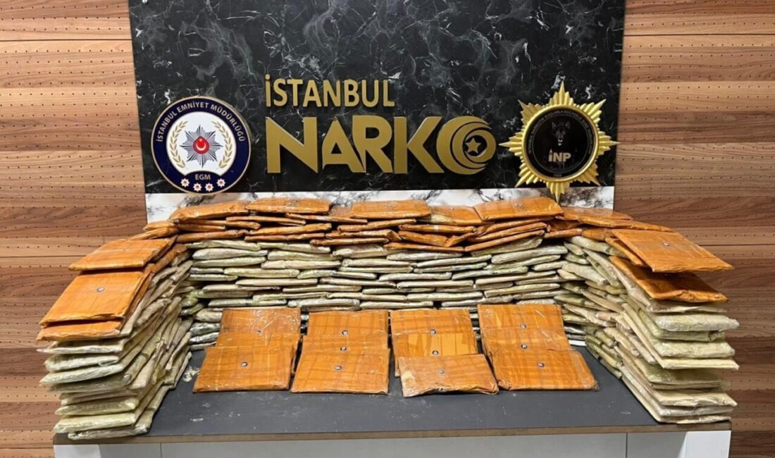 Bağcılar ilçesinde bir kamyonet operasyonunda eşyaların arasına gizlenmiş 92 kilo