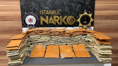 Bağcılar ilçesinde bir kamyonet operasyonunda eşyaların arasına gizlenmiş 92 kilo