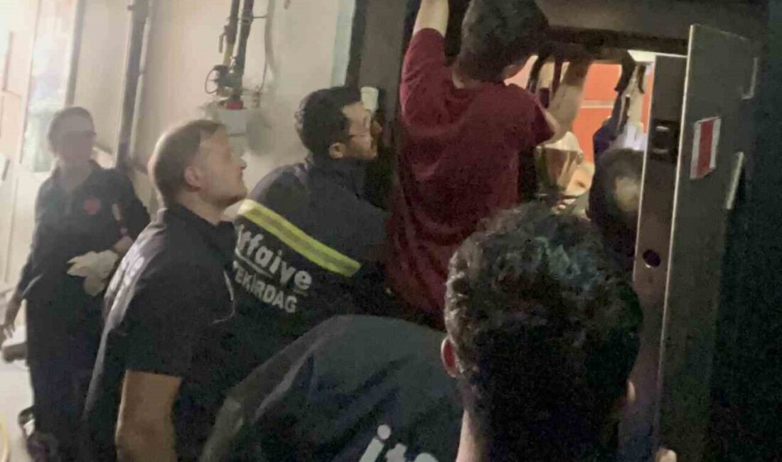 Çorlu ilçesinde, bir genç kolunun asansöre sıkışması sonucu acı çekti.