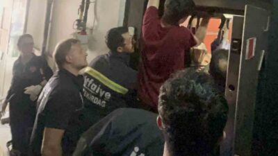Çorlu ilçesinde, bir genç kolunun asansöre sıkışması sonucu acı çekti.