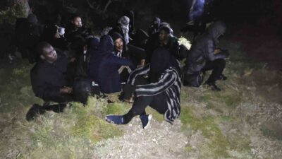 Çeşme ilçesindeki operasyonda, 3’ü çocuk toplam 29 düzensiz göçmen yakalandı.