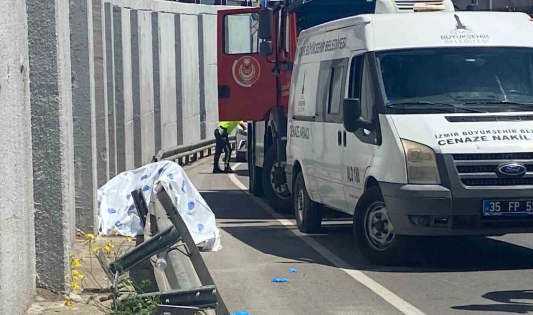 İzmir’in Konak ilçesinde bir motosiklet sürücüsü, motosikletiyle demir bariyere çarpınca