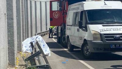 İzmir’in Konak ilçesinde bir motosiklet sürücüsü, motosikletiyle demir bariyere çarpınca