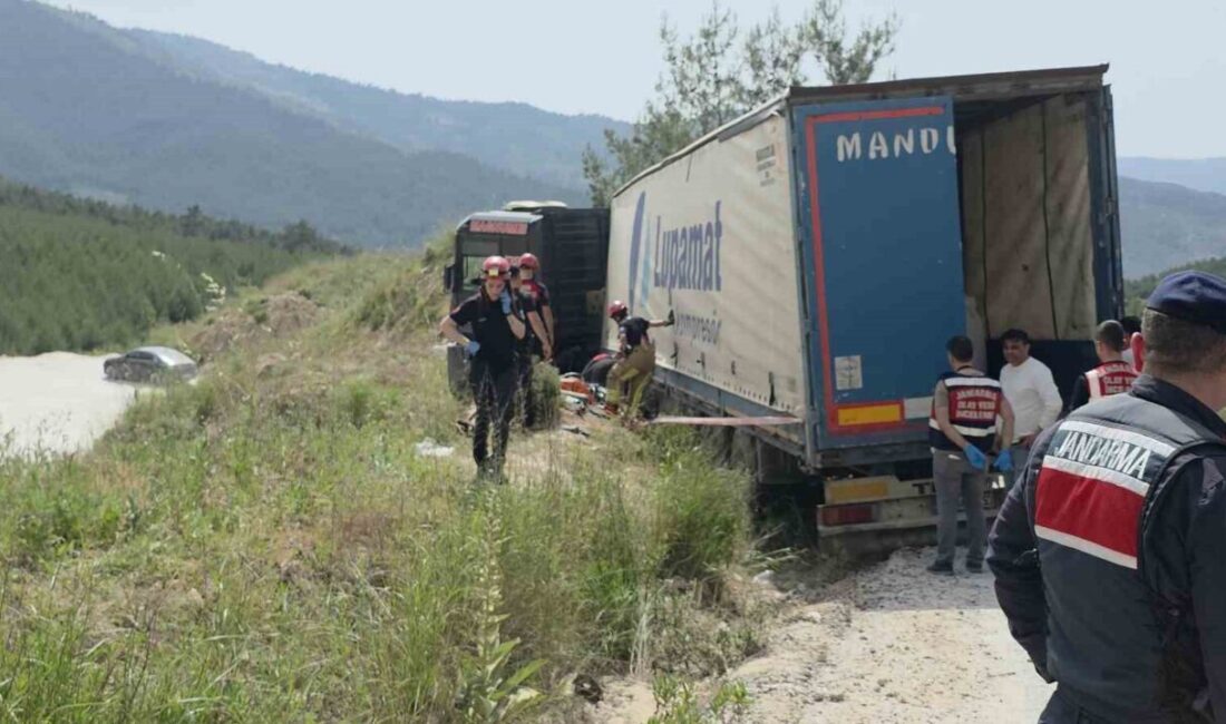 Tire ilçesinde meydana gelen trafik kazasında, tırın devrilmesi sonucu altında