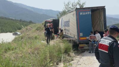 Tire ilçesinde meydana gelen trafik kazasında, tırın devrilmesi sonucu altında