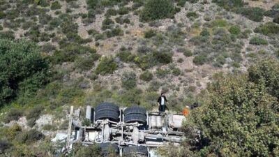 İzmir’in Çeşme ilçesinde meydana gelen trafik kazasında, virajı alamayarak yoldan