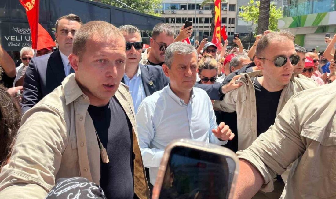 CHP Genel Başkanlığı görevinden mahkeme kararıyla alınan Özgür Özel’in İzmir’de
