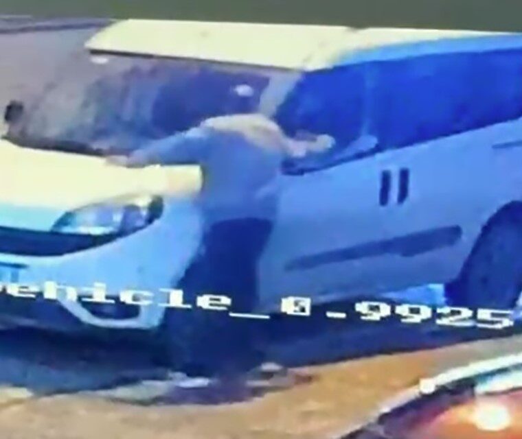 İzmir’in Konak ilçesinde sabaha karşı park halindeki birçok aracın aynalarını