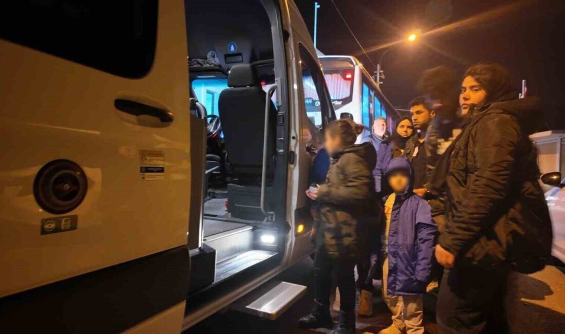 Foça, İzmir açıklarında yarı batık halde bulunan lastik botta bulunan