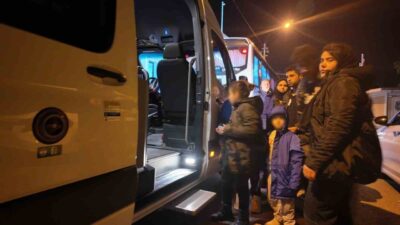 Foça, İzmir açıklarında yarı batık halde bulunan lastik botta bulunan