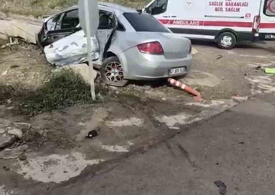Kocaeli’nin İzmit ilçesinde belediye otobüsü ile otomobilin çarpışması sonucunda 3