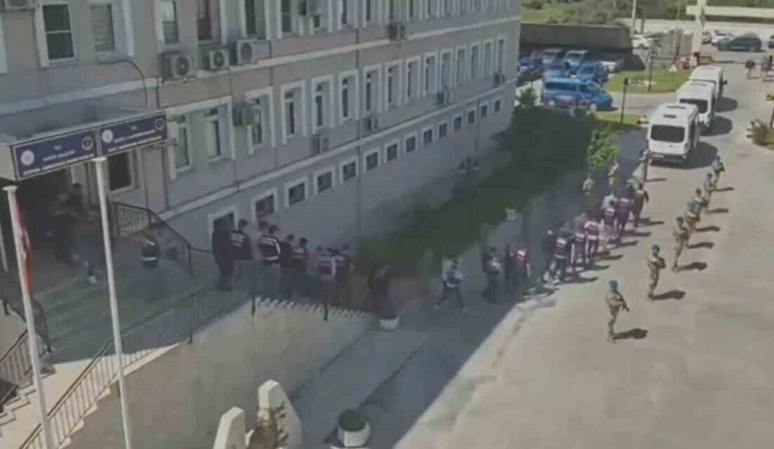 Aydın İl Jandarma Komutanlığı ekipleri, 8 ilçede eş zamanlı gerçekleştirilen