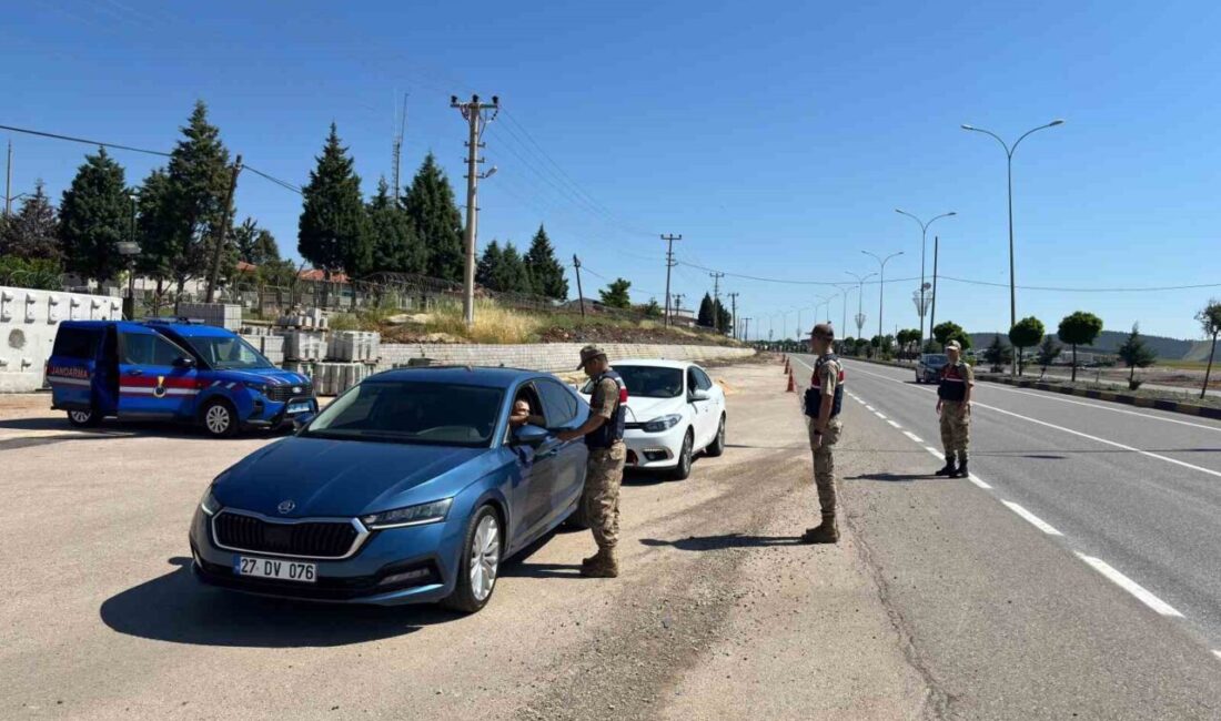 Gaziantep’te Jandarma ekipleri, dron teknolojisi kullanarak bayram trafiğini denetledi ve