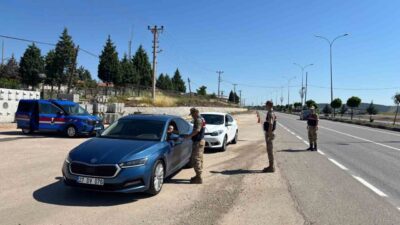 Gaziantep’te Jandarma ekipleri, dron teknolojisi kullanarak bayram trafiğini denetledi ve