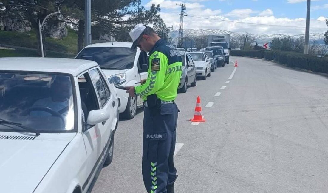 Afyonkarahisar’ın Sandıklı ilçesinde jandarma ekiplerince gerçekleştirilen huzur ve güvenlik uygulamasında