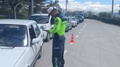Afyonkarahisar’ın Sandıklı ilçesinde jandarma ekiplerince gerçekleştirilen huzur ve güvenlik uygulamasında
