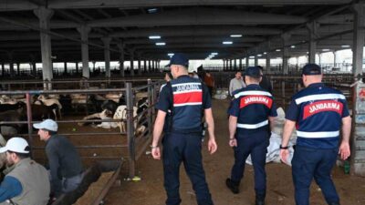 Gaziantep’te Jandarma ekipleri, Kurban Bayramı öncesi kurban pazarlarında dronlar kullanarak
