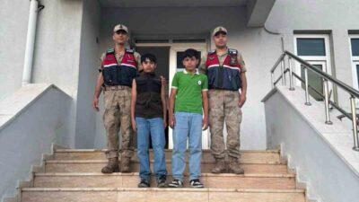 Jandarma ekipleri, Şanlıurfa’nın Viranşehir ilçesinde devriye görevi esnasında yürürken yanlarında