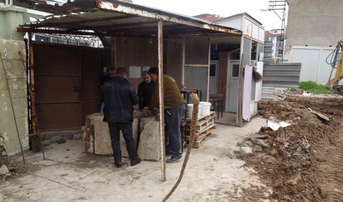 Malatya’da meydana gelen depremde yıkılan bir caminin enkazı altında iş