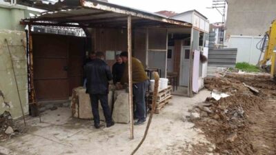 Malatya’da meydana gelen depremde yıkılan bir caminin enkazı altında iş