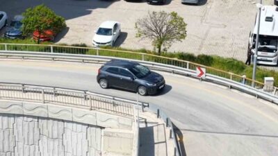 Kırıkkale’de, trafik kontrollerinden kaçmaya çalışan bir ehliyetsiz sürücü, polis dronu