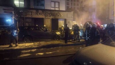 Kadıköy’de gece saatlerinde bir galerinin önünde çıkan yangın sonucu otomobil