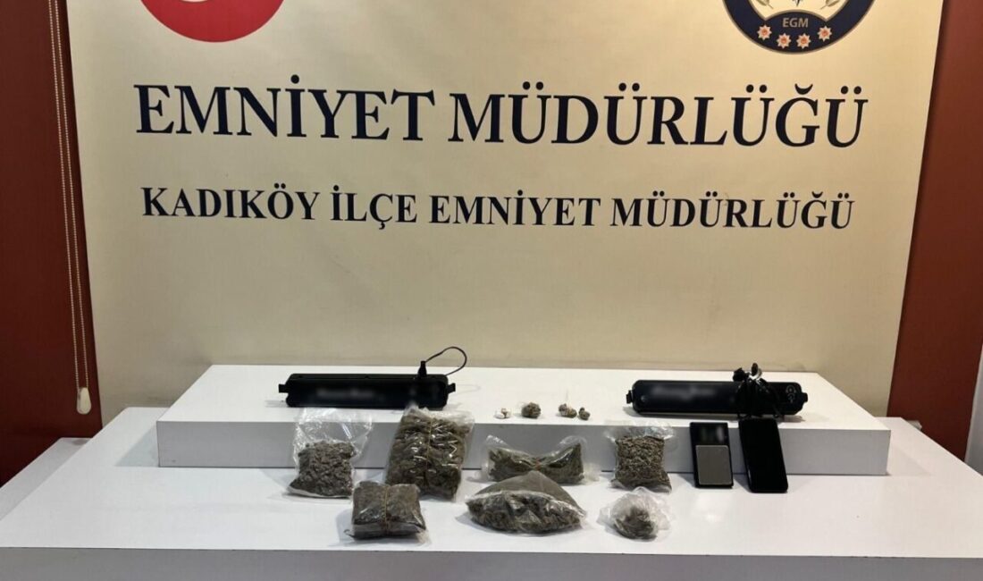 Kadıköy ilçesinde gerçekleştirilen narkotik operasyonunda durdurulan bir kuryenin, uyuşturucunun teslim