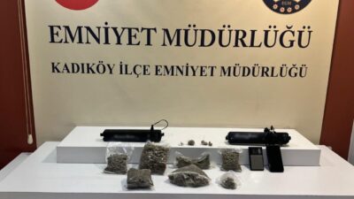 Kadıköy ilçesinde gerçekleştirilen narkotik operasyonunda durdurulan bir kuryenin, uyuşturucunun teslim