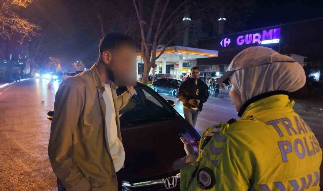 Bağdat Caddesi’nde seyir halindeki bir araçta, açık sunroof kısmından dışarı