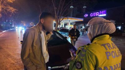 Bağdat Caddesi’nde seyir halindeki bir araçta, açık sunroof kısmından dışarı