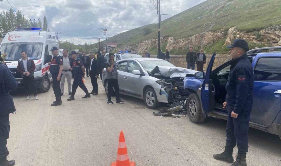 Sivas’ın Yıldız Beldesi’nde iki aracın kafa kafaya çarpıştığı trafik kazasında