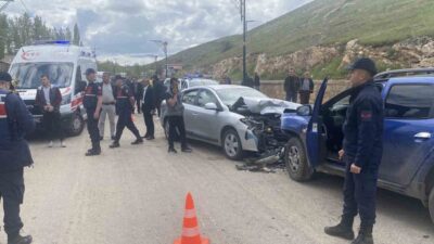 Sivas’ın Yıldız Beldesi’nde iki aracın kafa kafaya çarpıştığı trafik kazasında