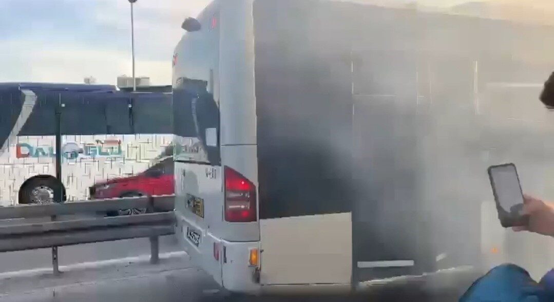 Kağıthane’de bir metrobüsün motor bölümünde çıkan yangın büyük bir paniğe