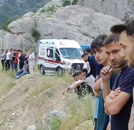 Onikişubat ilçesinde Ceyhan Nehri’nde balık tutarken dengesini kaybeden bir kişiyi
