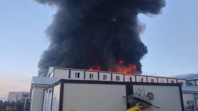 Kahramanmaraş’ta bulunan bir konteyner kentte, 3 katlı bir şantiye binasında