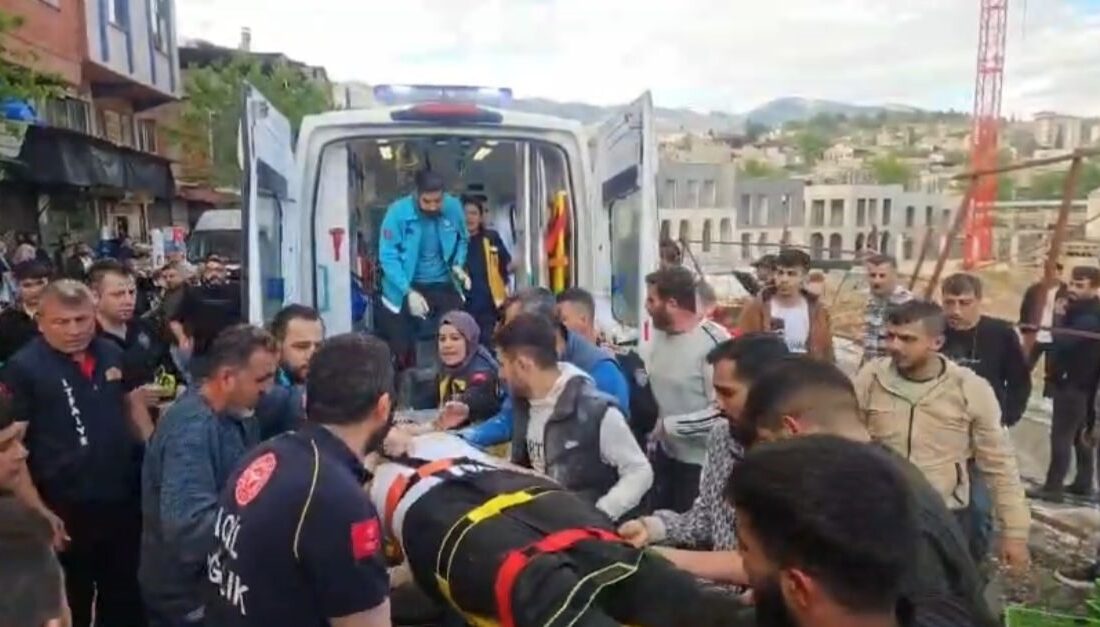 Kahramanmaraş’ta, şiddetli yağışlar sonucu çöken yol ile istinat duvarı arasında
