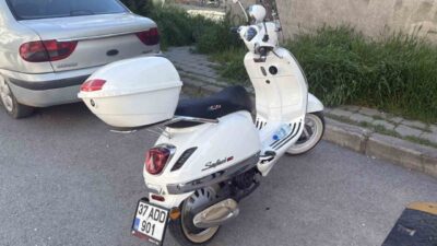 Kastamonu’nun Tosya ilçesinde bir motosiklet sürücüsü kaldırıma çarparak yaralandı. Olay,