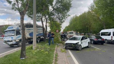 Melikgazi ilçesinde bir kamyonla otomobilin çarpışması sonucu meydana gelen kazada