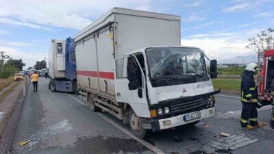 Manavgat-Alanya D-400 kara yolunda kamyonun tıra çarpması sonucu meydana gelen