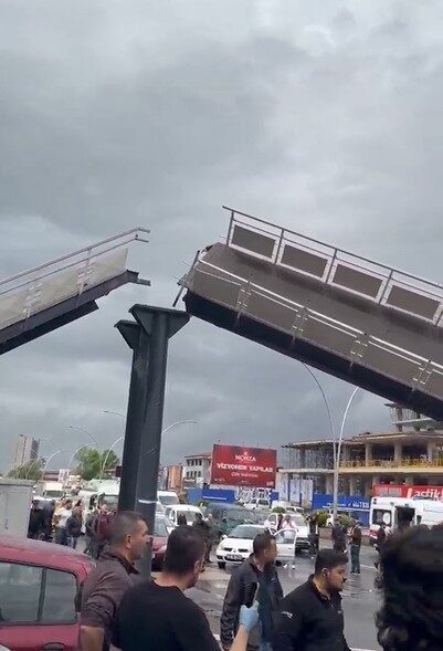 Ankara’da bir kamyonun üst geçide çarpması sonucunda meydana gelen kazada