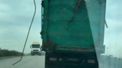 İzmir’in Aliağa ilçesinde, devasa hurda parçalarıyla yüklü bir kamyonun kasasından