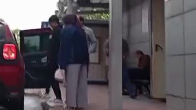 Bursa’da kamyonetin kontrolünün kaybedilmesi sonucu bir anne ile oğlunun altında